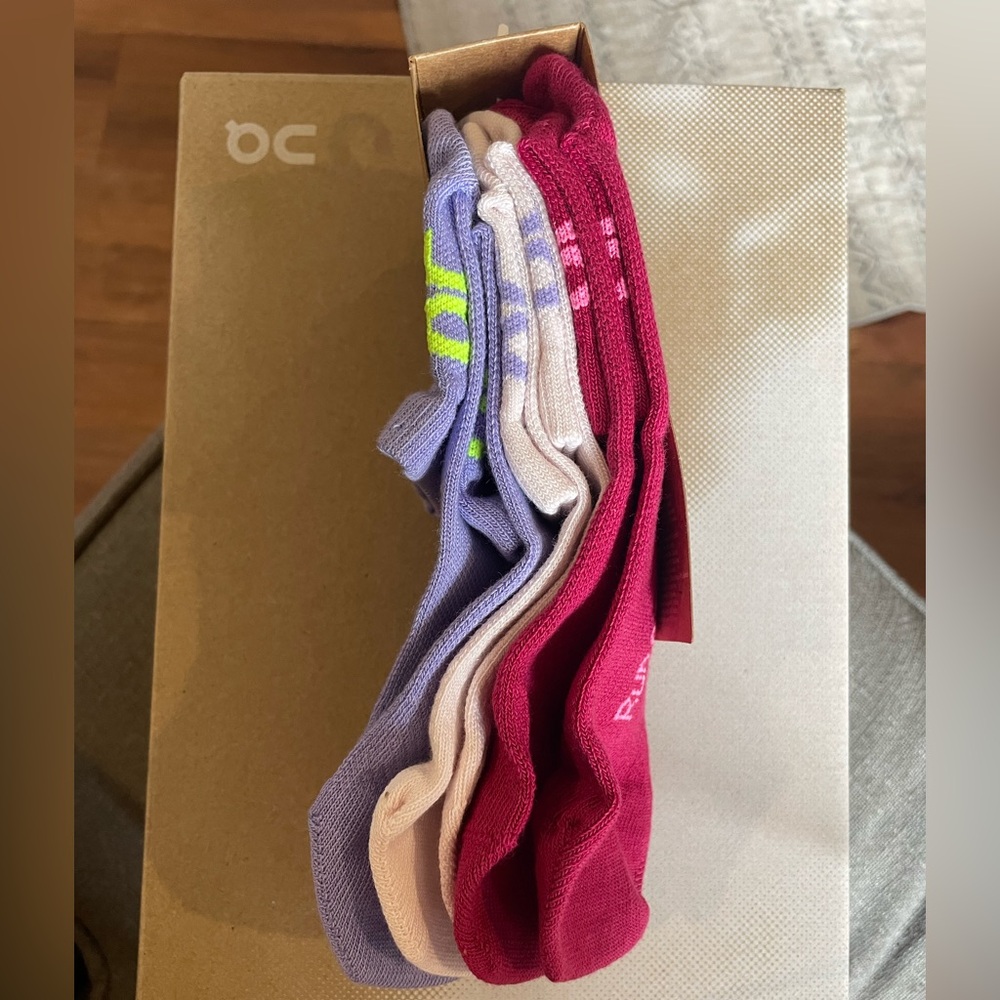 NWT On Cloud Logo Socks Mid 3 Pack Size Medium (Women’s 9.5 to 11)